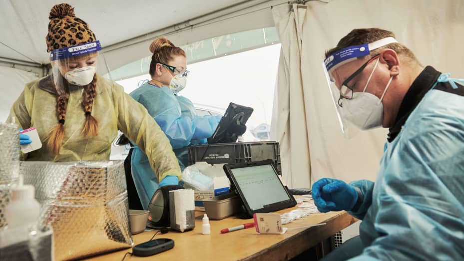 Los trabajadores de la salud preparan las pruebas de Covid-19 en un sitio de pruebas de Nomi Health en Omaha, Nebraska, el miércoles 10 de noviembre de 2021.