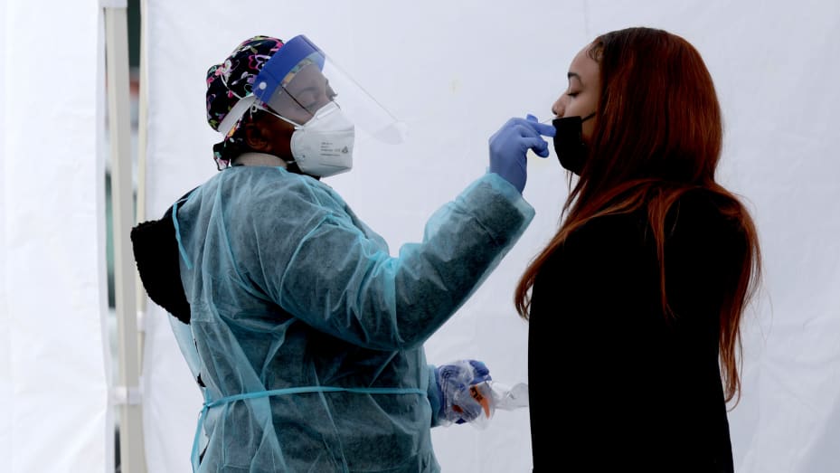 Un trabajador de la salud administra una prueba de PCR de COVID-19 en un sitio de prueba gratuito en Farragut Square el 28 de diciembre de 2021 en Washington, DC.