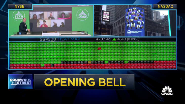 Dow and S&P 500 inch higher as stocks aim to build on records