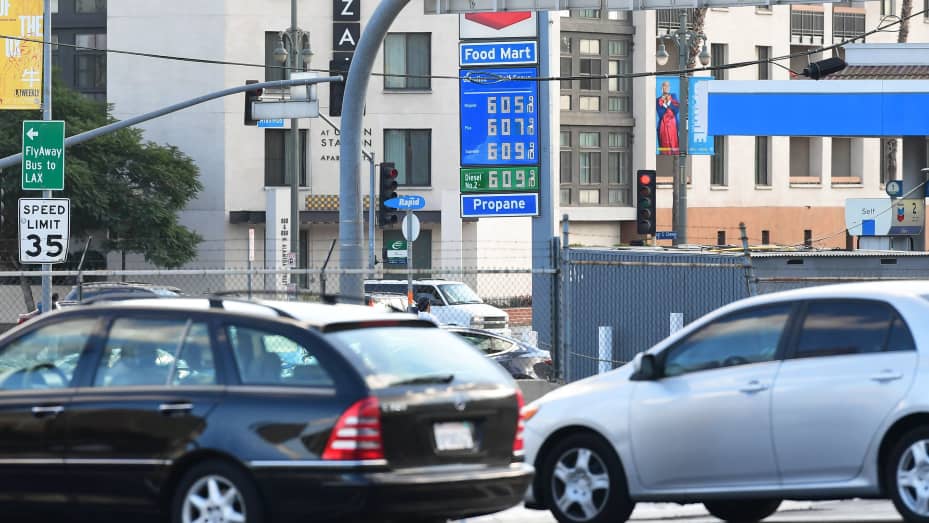 Traffic passes a downtown Los Angeles gas station where a gallon of gas costs over six dollars on December 10, 2021. - Data released on December 10 showed an average rise of 6.8 percent in the price of gas across the United States over last year's prices,