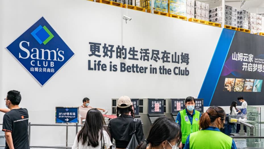 La gente compra en la tienda insignia de Sam's Club en la Nueva Zona de Desarrollo de Waigaoqiao el 26 de septiembre de 2021 en Shanghai, China.