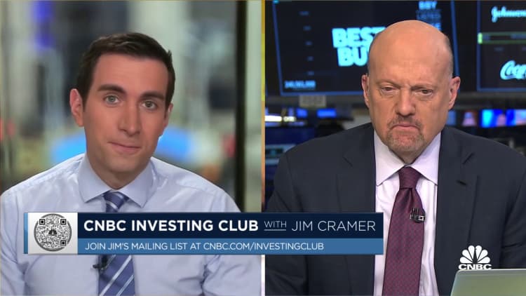 Jim Cramer says Fed Chair Powell 'needs to be very careful' amid omicron Covid variant