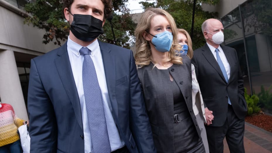 Elizabeth Holmes leaves the courthouse accompanied by her partner, Billy Evans, and her parents after the jury requested a note on day 7 of jury deliberation in her fraud trial in San Jose, California, January 3, 2022.