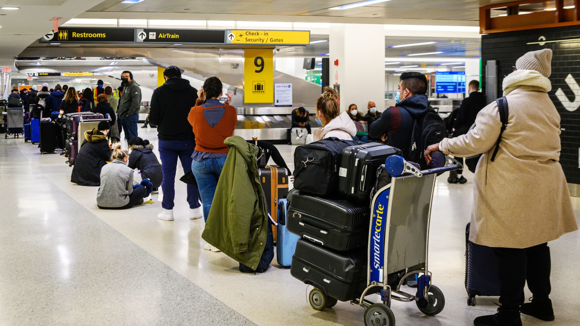 Traveler satisfaction is down as planes fill up and airfare rises, survey finds