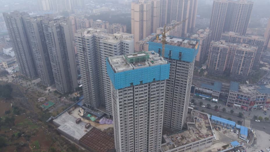 Un complejo residencial en construcción en el condado de Cengong, prefectura autónoma de Qiandongnan Miao y Dong, provincia de Guizhou, suroeste de China, el 15 de diciembre de 2021.