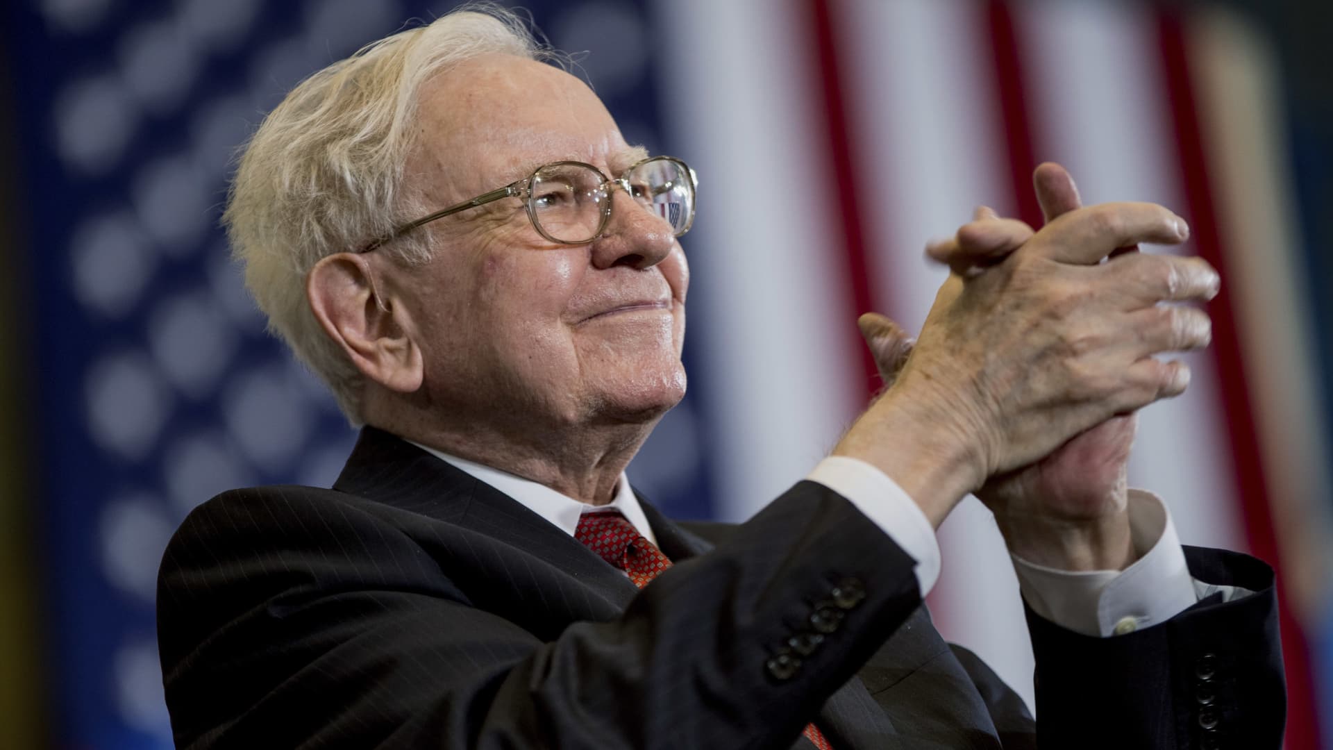Berkshire Hathaway closes at a record above $500,000 a share as Buffett’s conglo..