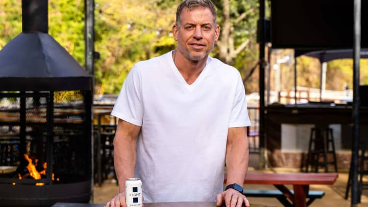 NFL star, Troy Aikman, launches his light beer brand called 'Eight'