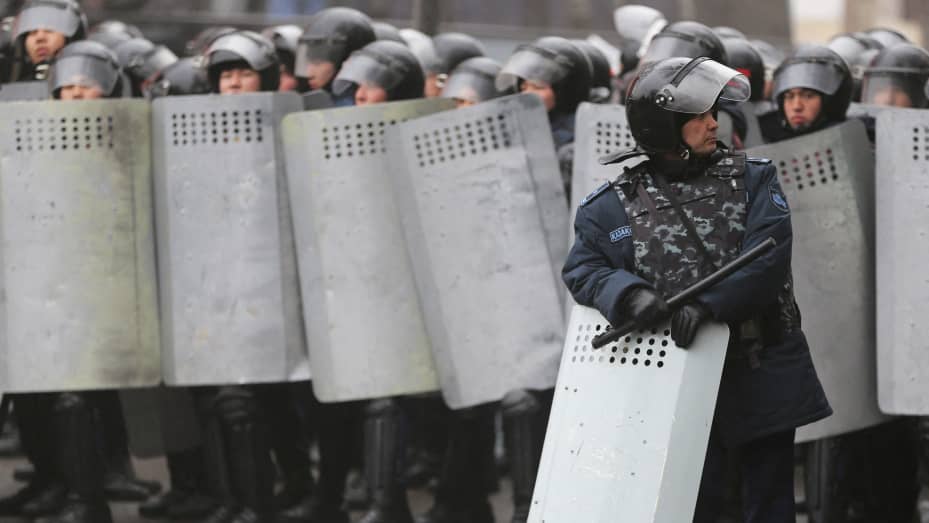 Казахстанските служители на реда блокират улица по време на протест, предизвикан от увеличението на цените на горивата в Алмати, Казахстан, 5 януари 2022 г.