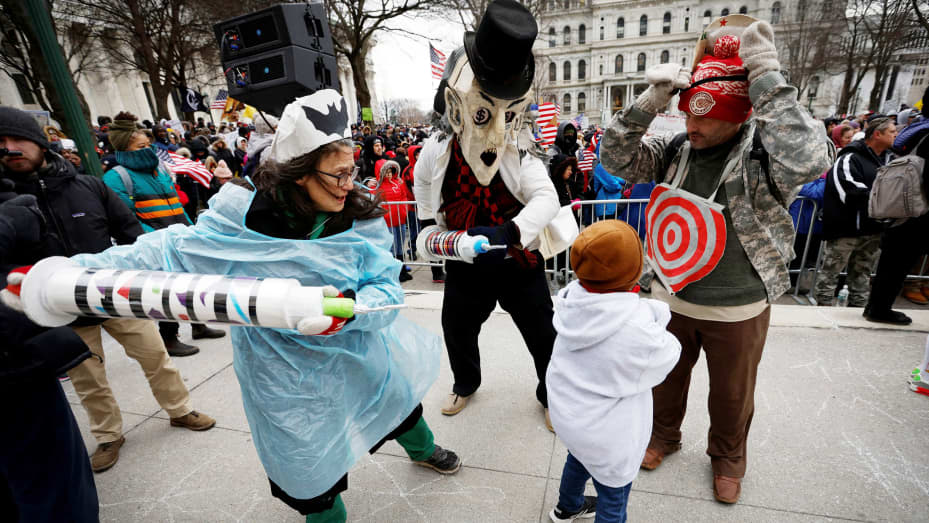 Los manifestantes se manifiestan contra los mandatos de vacunas contra el covid frente al Capitolio del Estado de Nueva York en Albany, Nueva York, el 5 de enero de 2022.