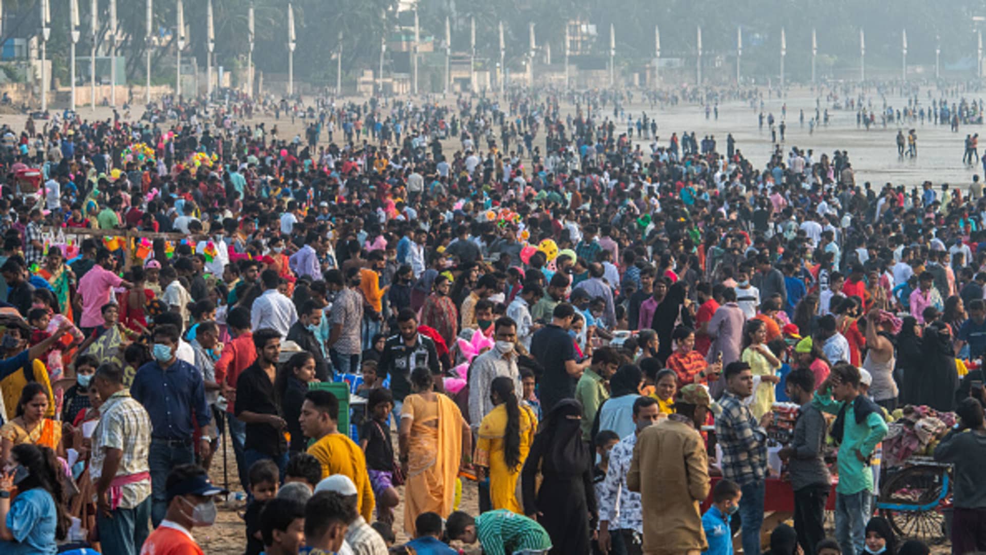 People crowd not following social distancing norms amid Covid-19 pandemic at Juhu Beach, on January 2, 2022 in Mumbai, India.