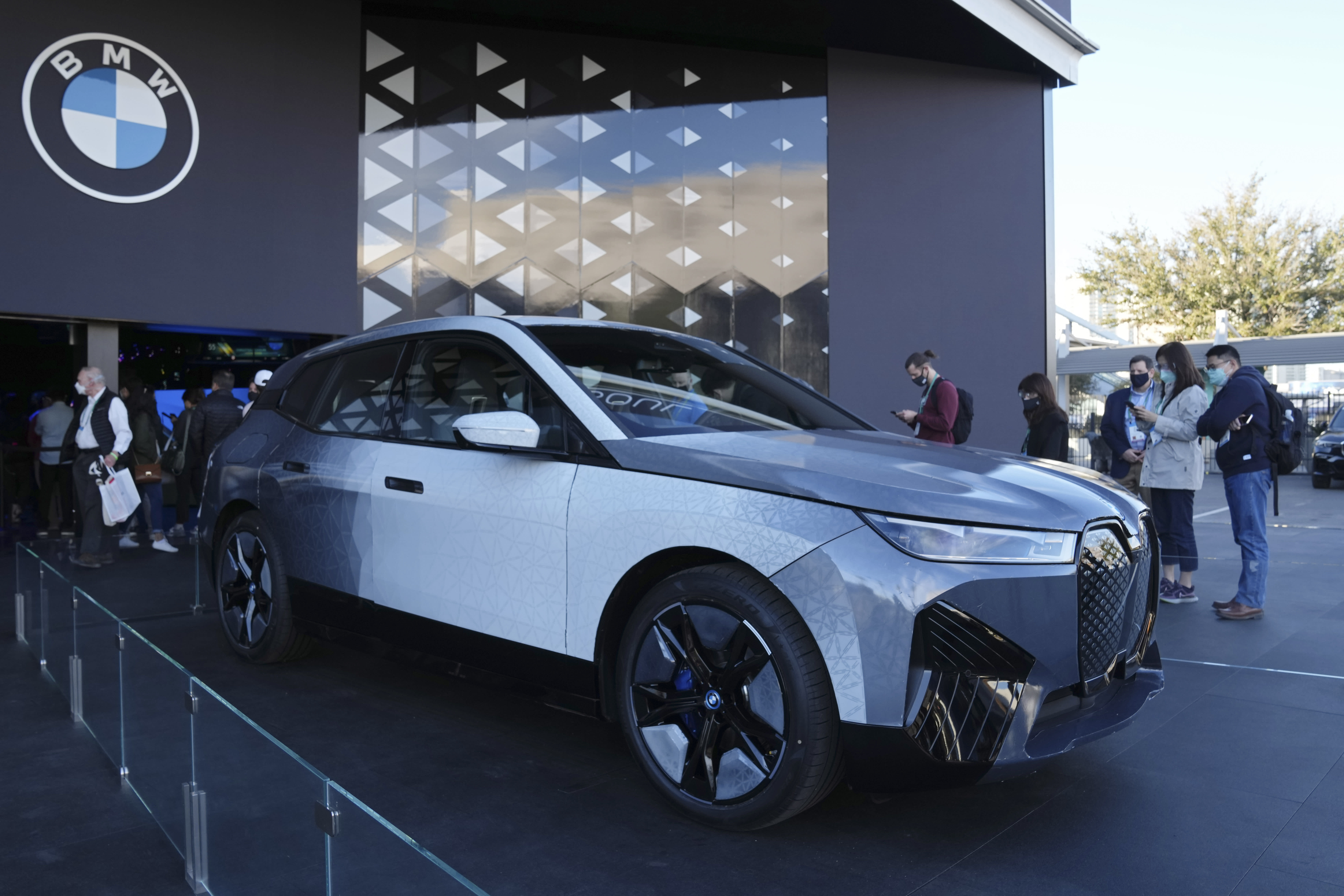 BMW’s new iX Flow concept car can change colors – CNBC