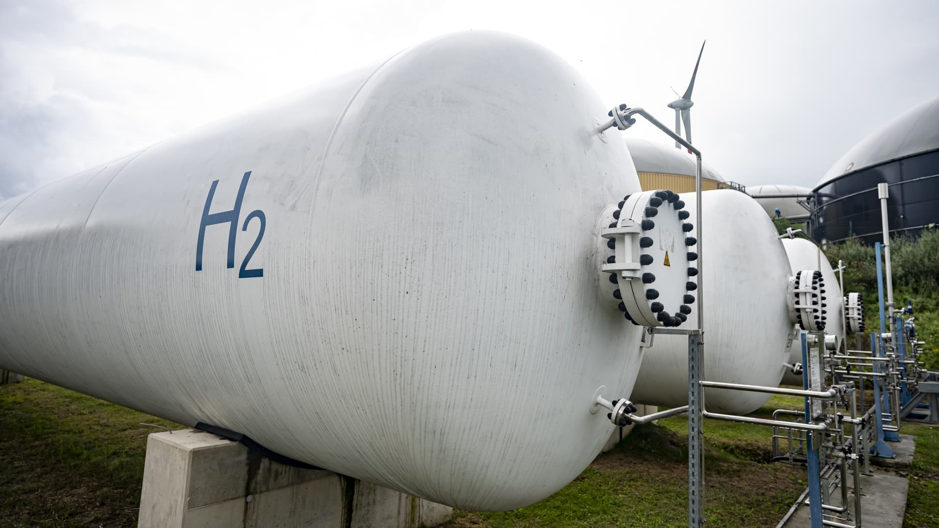 28 August 2021, Brandenburg, Prenzlau: A hydrogen tank is located in the Enertrag hybrid power plant in Brandenburg. At the Enertrag hybrid power plant, green hydrogen is produced from wind power and fed into the gas grid.