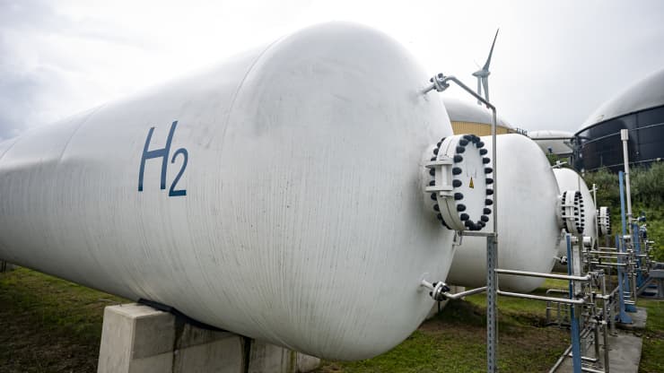 Ngày 28 tháng 8 năm 2021, Brandenburg, Prenzlau: Một bình hydro được đặt trong nhà máy điện hybrid Enertrag ở Brandenburg. Tại nhà máy điện hybrid Enertrag, hydro xanh được sản xuất từ năng lượng gió và đưa vào lưới điện khí đốt. Ảnh của Fabian Sommer / liên minh ảnh qua Getty Images
