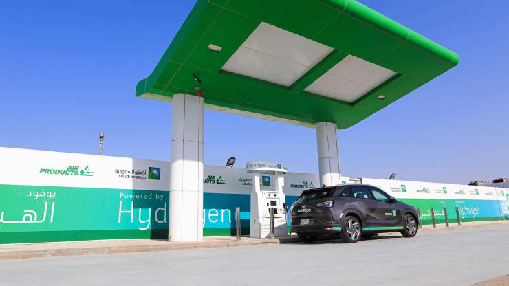 Một chiếc xe chạy bằng năng lượng hydro trong quá trình tiếp nhiên liệu tại trạm tiếp nhiên liệu hydro mới mở, do Saudi Aramco điều hành, trong Trung tâm Công nghệ mới Sản phẩm hàng không ở Dhahran, Ả Rập Saudi, vào Chủ nhật, ngày 27 tháng 6 năm 2021. Saudi Aramco vạch ra kế hoạch đầu tư vào hydro màu xanh khi thế giới chuyển hướng khỏi các dạng năng lượng bẩn hơn, nhưng cho biết sẽ mất ít nhất đến cuối thập kỷ này trước khi thị trường toàn cầu cho nhiên liệu được phát triển.