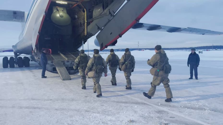 Militares rusos abordan un avión militar que se dirige a Kazajstán, en un aeródromo en las afueras de Moscú, Rusia, el 6 de enero de 2022, en esta imagen fija tomada de un video.