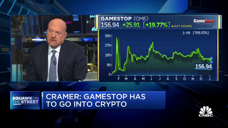 Cramer dit que GameStop adopte maintenant le plan qu'il a présenté l'année dernière