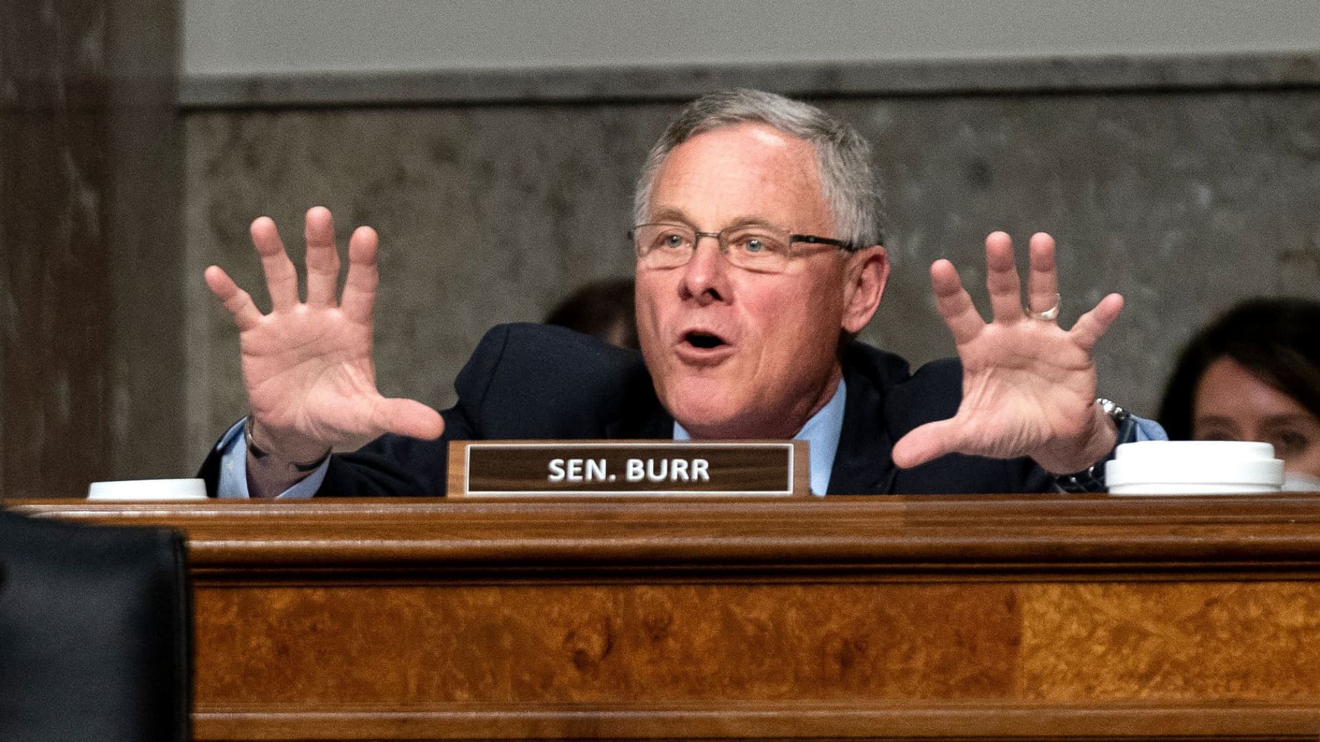 Unsealed FBI docs reveal a flurry of calls and stock trades by Sen. Burr in earl..