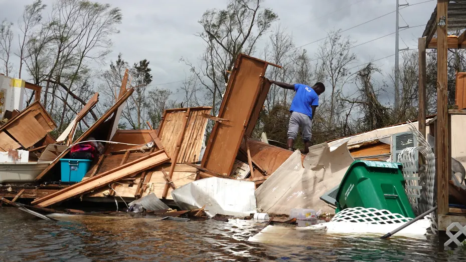 Alonzo Lewis rescata artículos de la casa de su madre después de que el huracán Ida la destruyera el 30 de agosto de 2021 en Laplace, Luisiana.  Ida tocó tierra el 29 de agosto como una tormenta de categoría 4 al suroeste de Nueva Orleans.