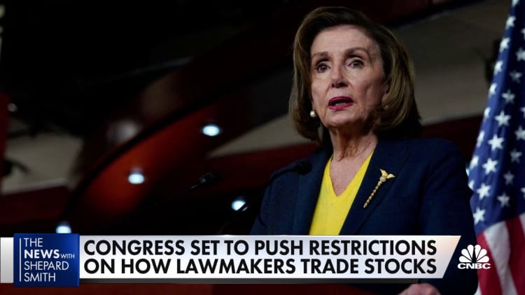 Congress set to push restrictions on lawmakers' stock trading