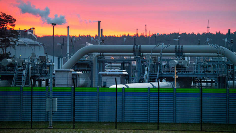 Blick auf Rohrsysteme und Absperrorgane an der Gasempfangsstation der Ostseepipeline Nord Stream 2.
