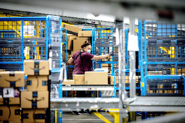 Amazon contrata 250 mil trabalhadores para as férias e aumenta salários médios