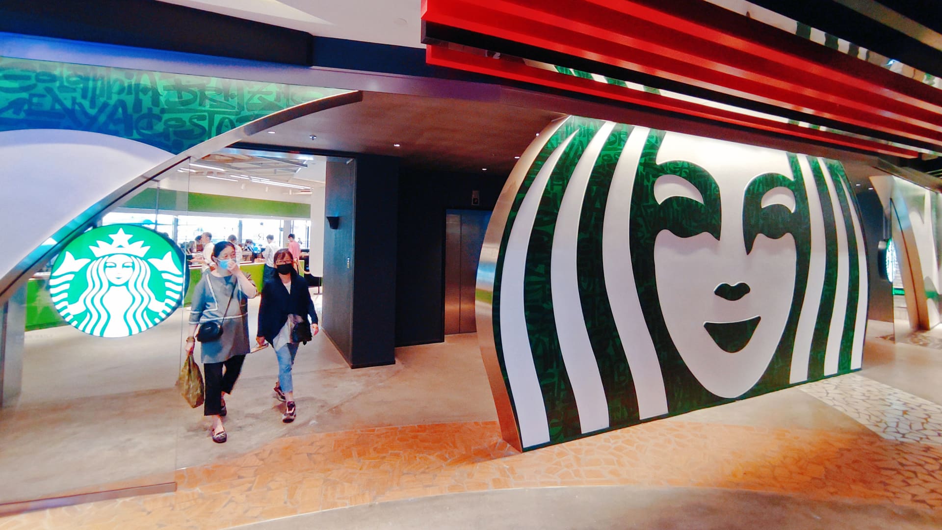 Starbucks earnings beat expectations as consumers spend more in its U.S. stores