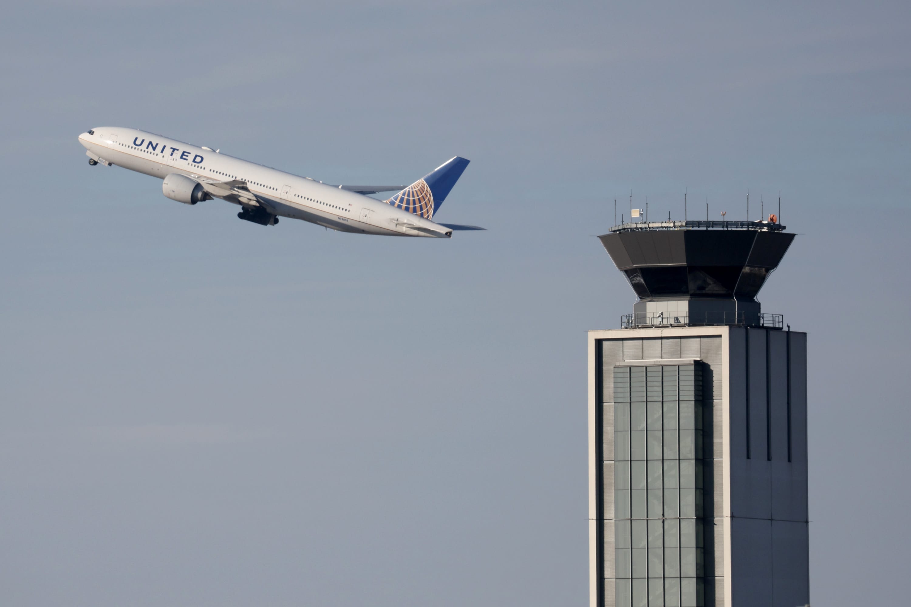 United Airlines posts narrower loss than expected after fourth-quarter bookings rise
