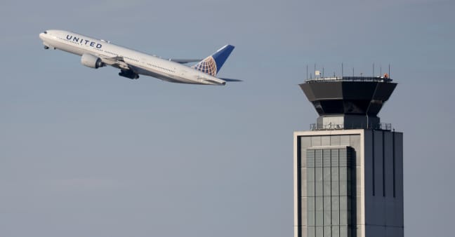 United Airlines expects omicron surge to delay 2022 recovery