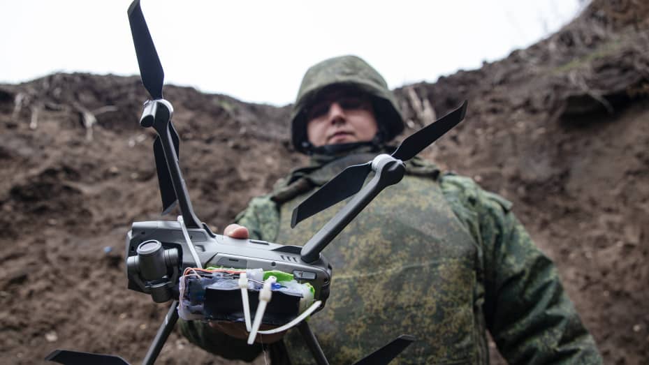 Representante de la Policía Popular de la República Popular de Lugansk muestra un dron de ataque casero incautado equipado con un lanzagranadas que fue utilizado por las tropas del gobierno ucraniano, cerca de Slavyanoserbsk, en el este de Ucrania.