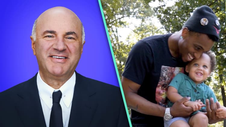 Kevin O'Leary reacts to a 29-year-old USPS worker who earned $90,000 last year in Memphis, TN