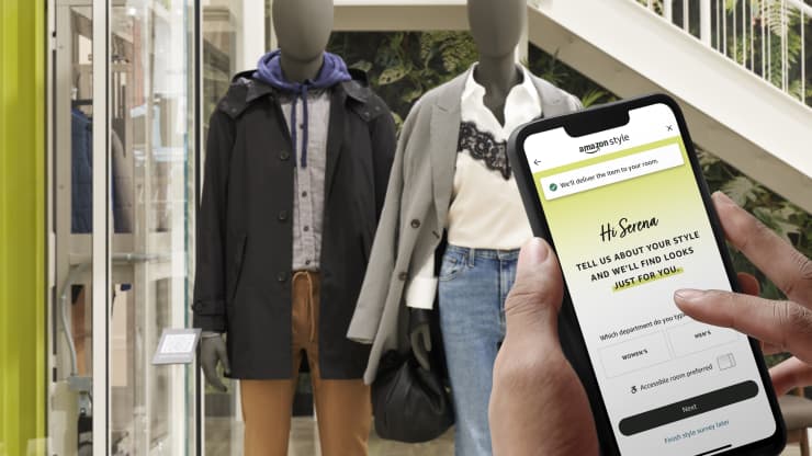 Khách hàng sẽ phụ thuộc nhiều vào điện thoại thông minh khi họ mua sắm tại cửa hàng, họ cần dùng điện thoại để xem màu sắc, kích cỡ cũng như thông báo cho nhân viên cửa hàng khi cần đặt một món hàng vào phòng thử đồ của họ. Ảnh: Amazon
