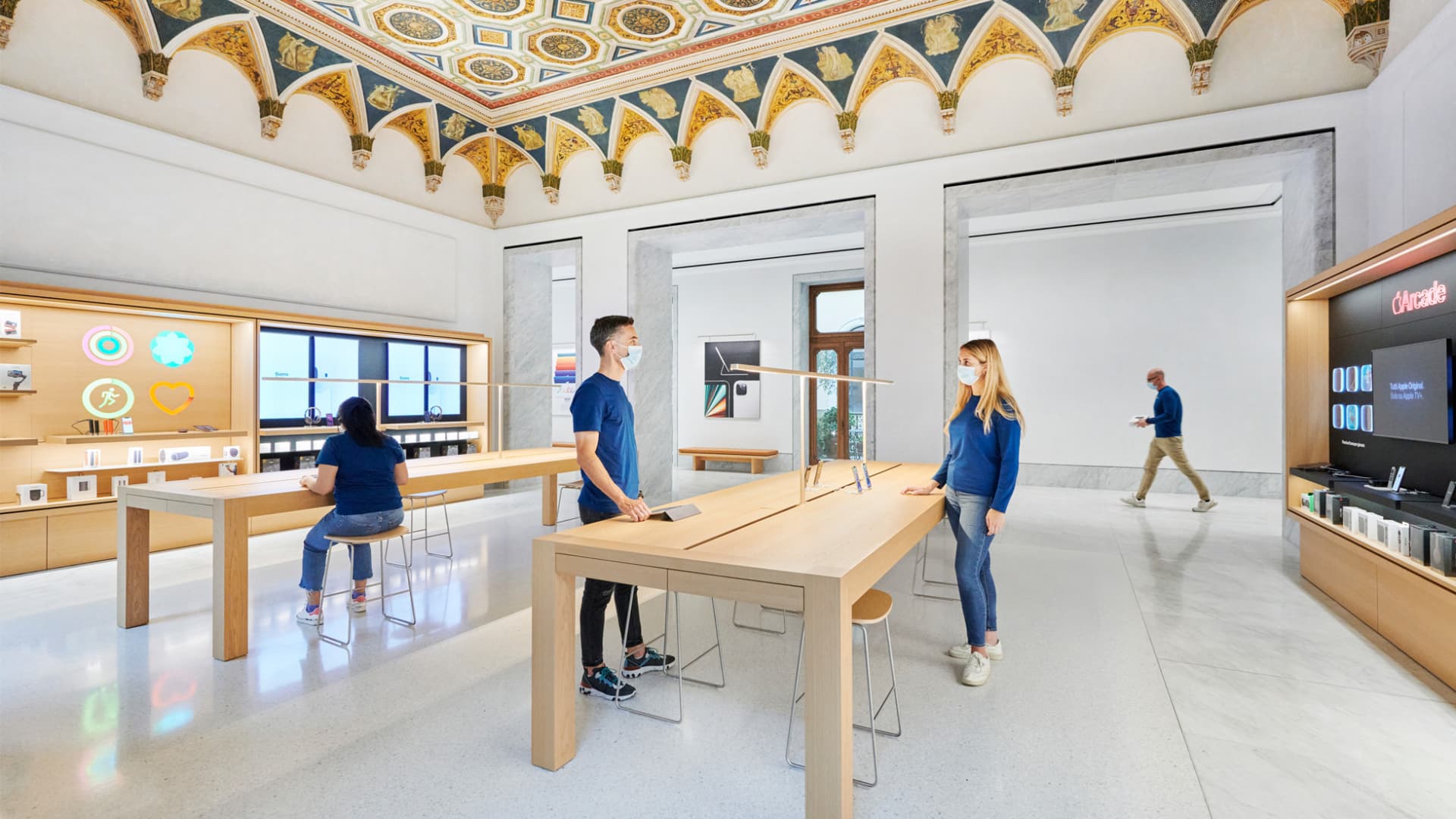 An interior photo of Apple's Via del Corso store in Rome.