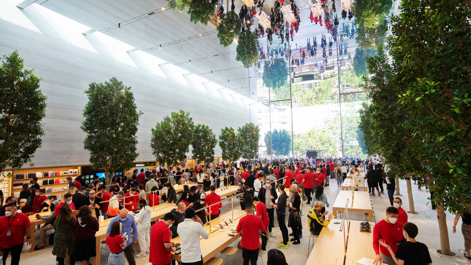 Apple's relocated store in Los Angeles' The Grove shopping complex.