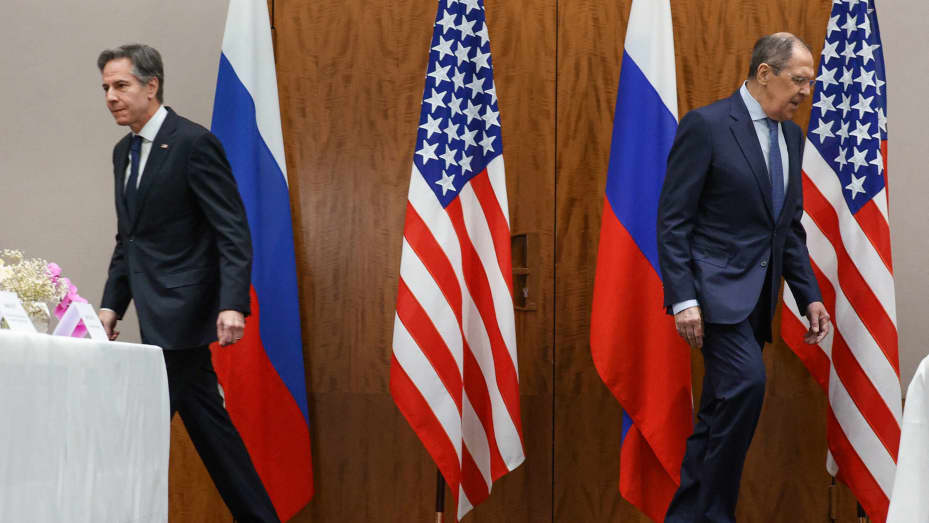 Il segretario di Stato americano Antony Blinken e il ministro degli Esteri russo Sergei Lavrov si trasferiscono al loro posto prima del loro incontro, a Ginevra, in Svizzera, il 21 gennaio 2022.