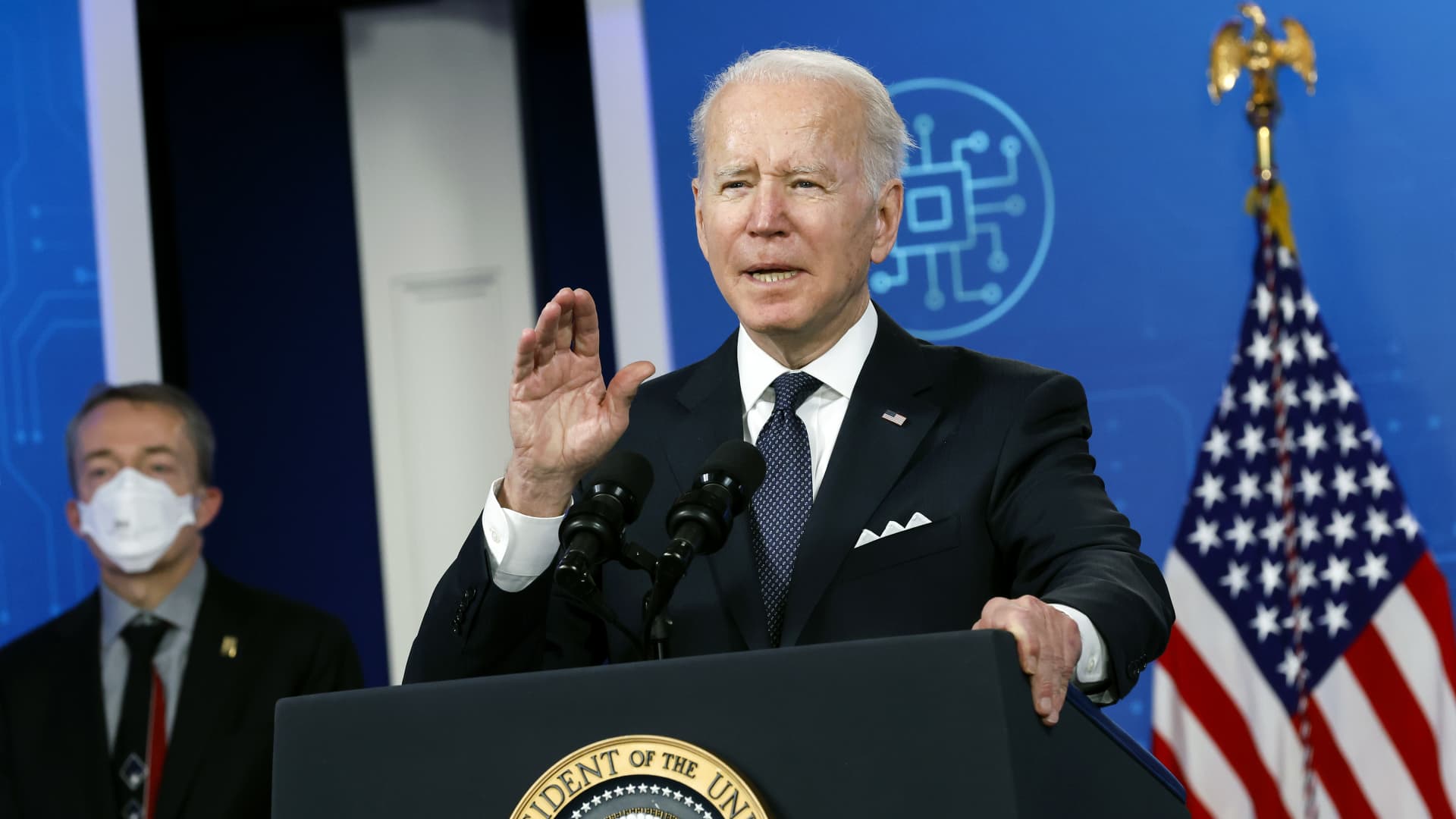 U.S. President Joe Biden (R) delivers remarks alongside Intel CEO Patrick Gelsinger as he speaks about the ongoing supply chain problems in the South Court Auditorium of the Eisenhower Executive Office Building on January 21, 2022 in Washington, DC.