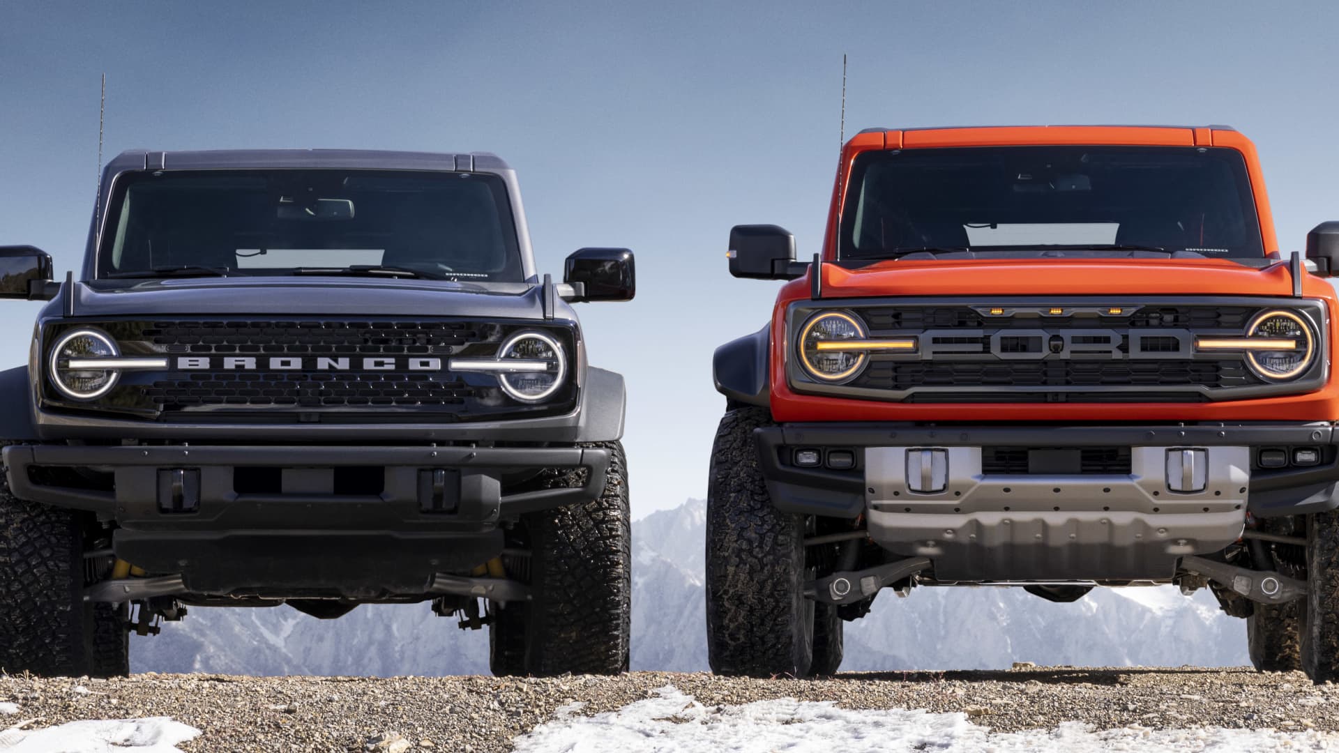 2022 Ford Bronco Wildtrak (left) and 2022 Ford Bronco Raptor