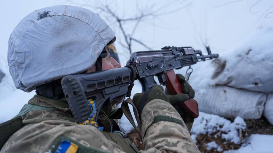 Se ven soldados ucranianos a lo largo de la línea del frente cerca de la ciudad de Zolote-4, Ucrania, el 19 de enero de 2022.