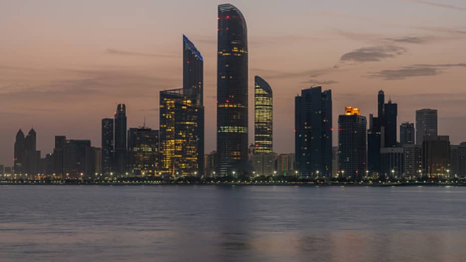 La ciudad de Abu Dhabi al amanecer el 27 de abril de 2018 en Abu Dhabi, Emiratos Árabes Unidos.
