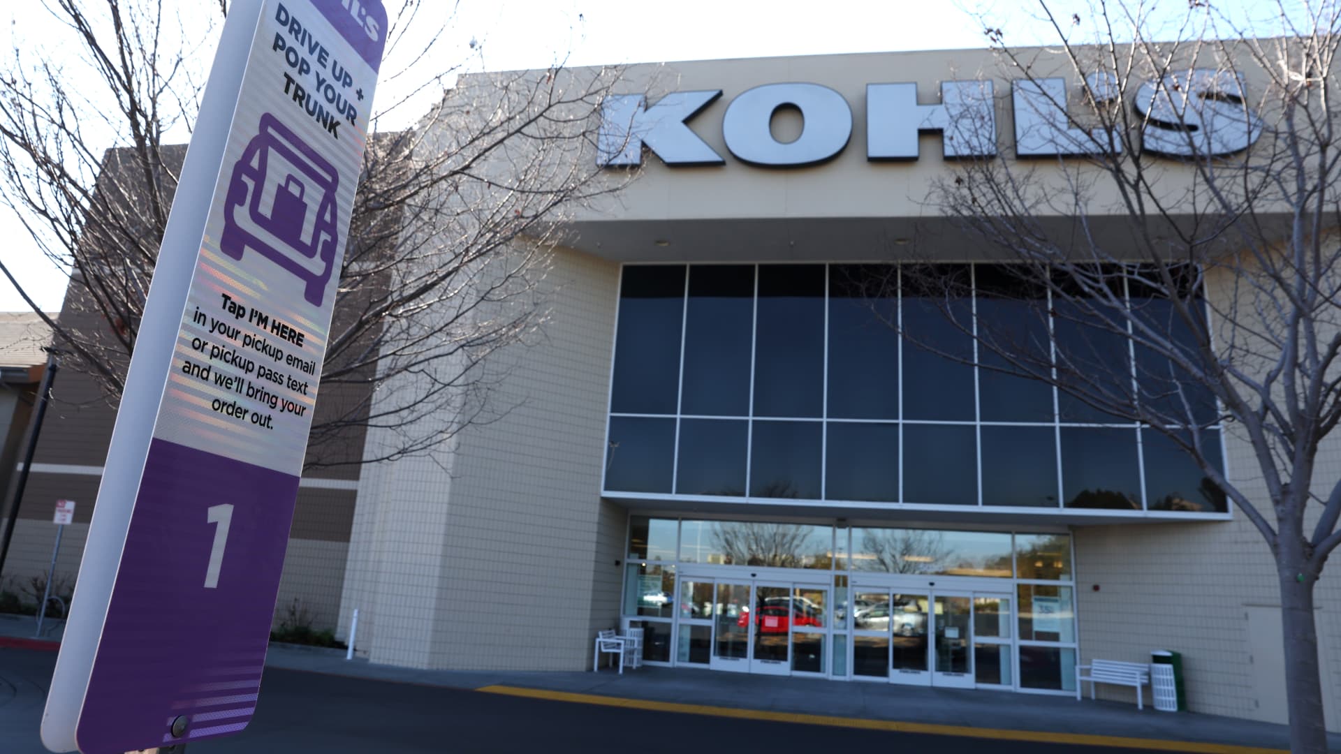 Kohl’s pulls full-year outlook, citing retail volatility and economic headwinds