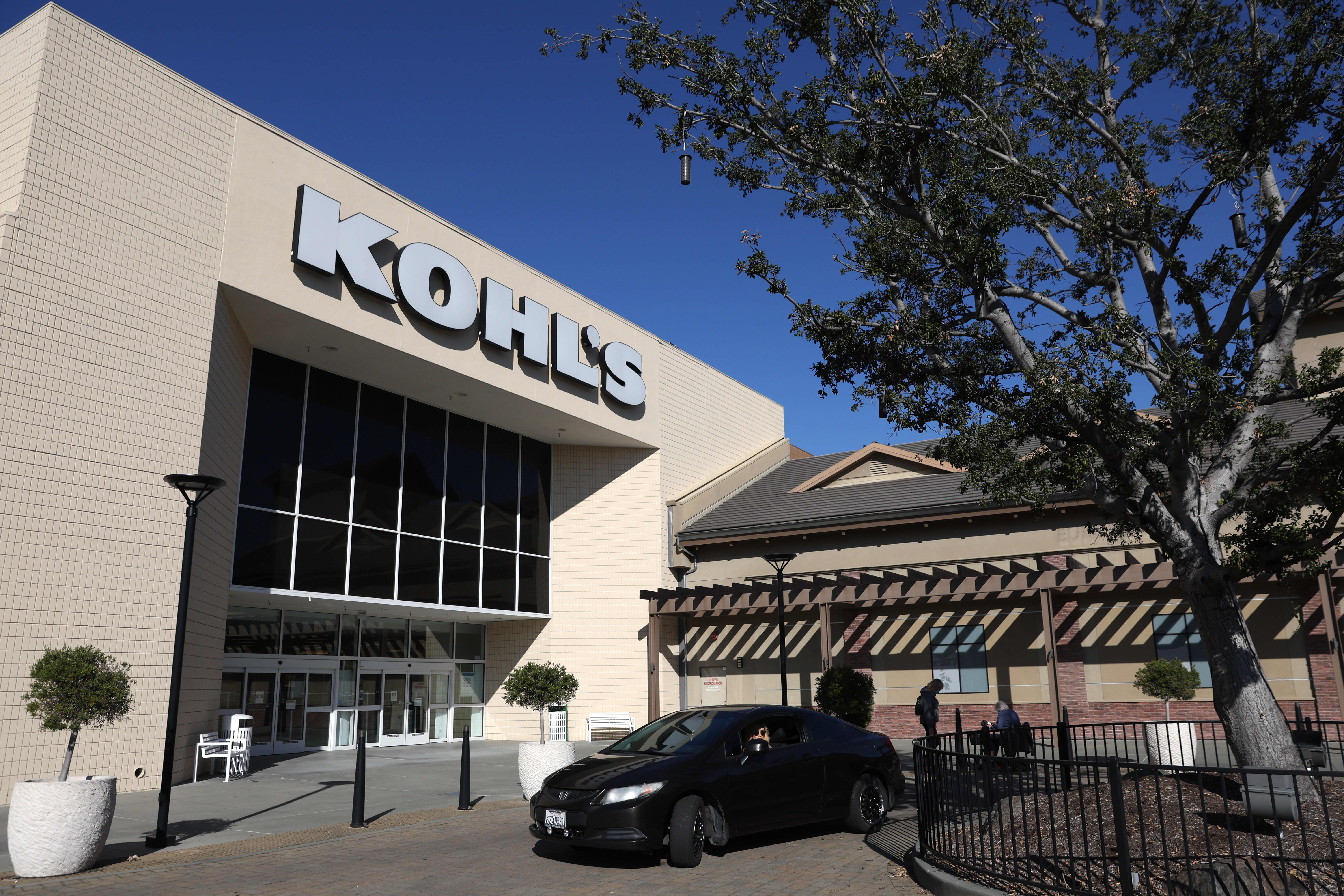 Kohl’s reports light sales for the holiday quarter, issues upbeat guidance
