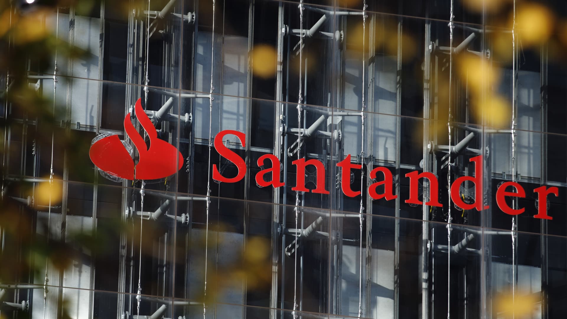 Santander lifts profitability goal to 15-17%, pay-out to 50% in 3-year strategy – NewsEverything Business