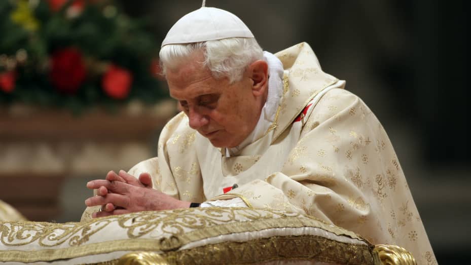 Former Pope Benedict's condition worsening, Vatican says as Francis calls  for prayers