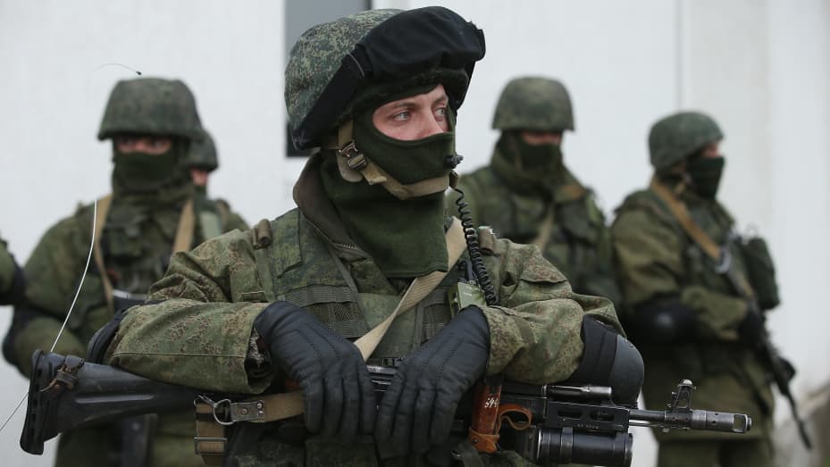 Soldados que se encontraban entre varios cientos que tomaron posiciones alrededor de una base militar ucraniana cerca de la periferia de la base en Crimea el 2 de marzo de 2014 en Perevalne, Ucrania.