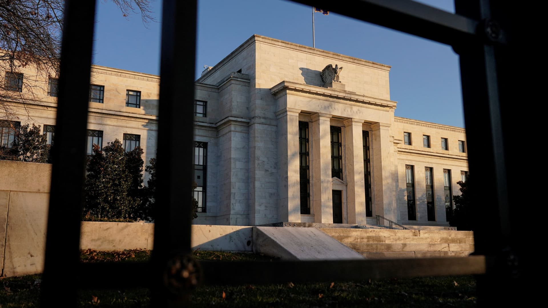 Fed report sees 'slight or modest' economic growth as inflation surges