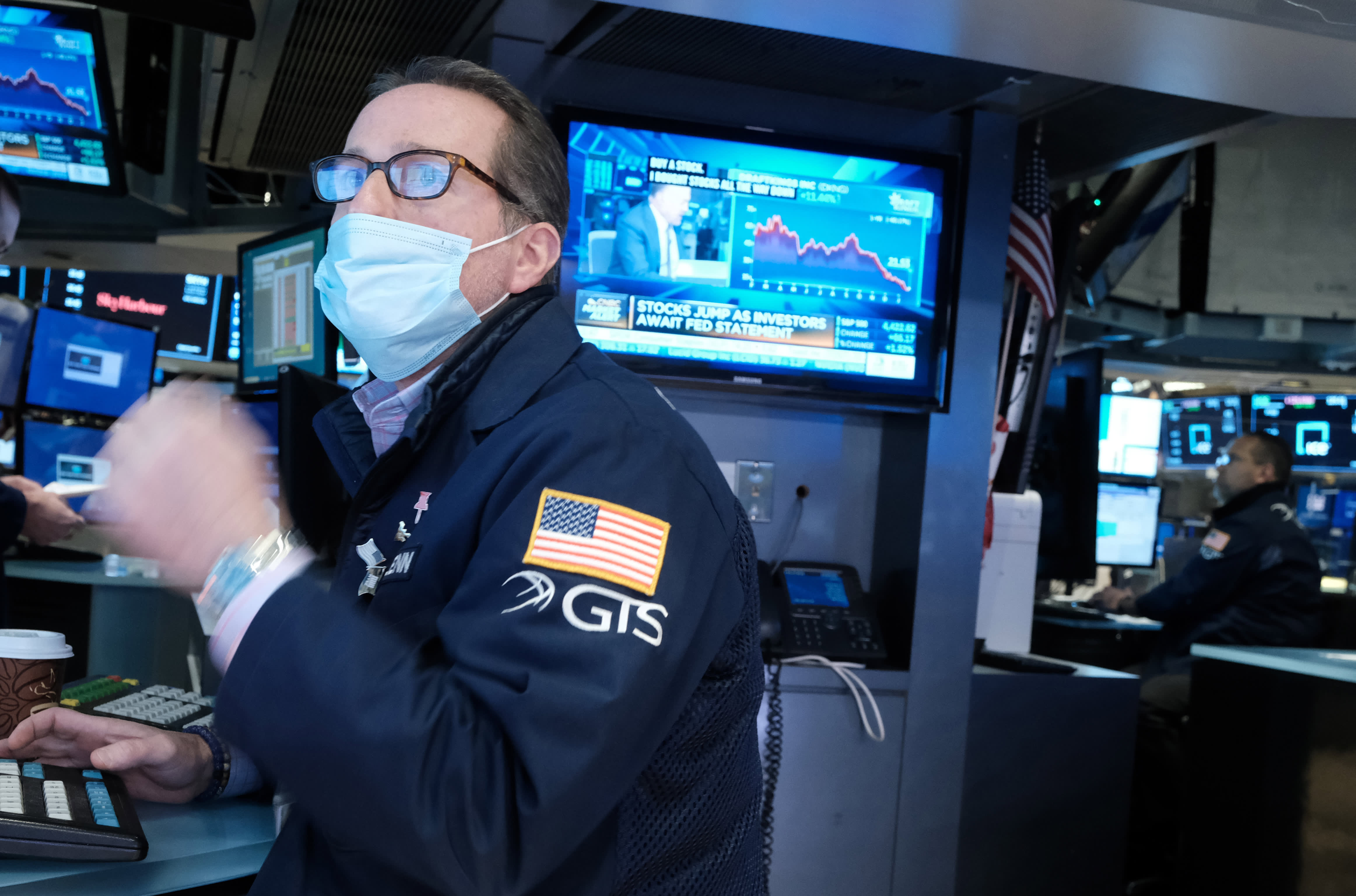 Dow falls as investors grapple with Fed's plans for rate hikes, Russia-Ukraine tensions