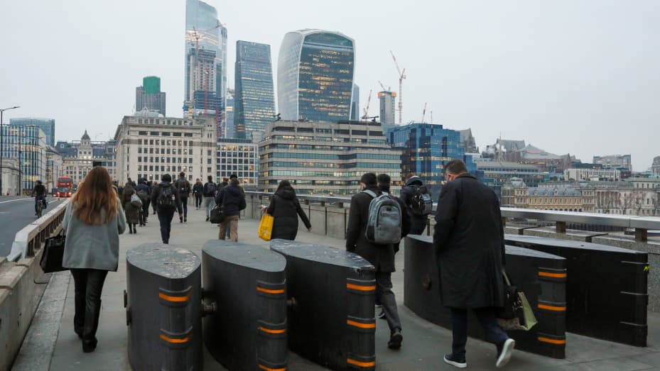 La gente cruza el Puente de Londres durante la hora pico de la mañana en Londres, Gran Bretaña, el 24 de enero de 2022.