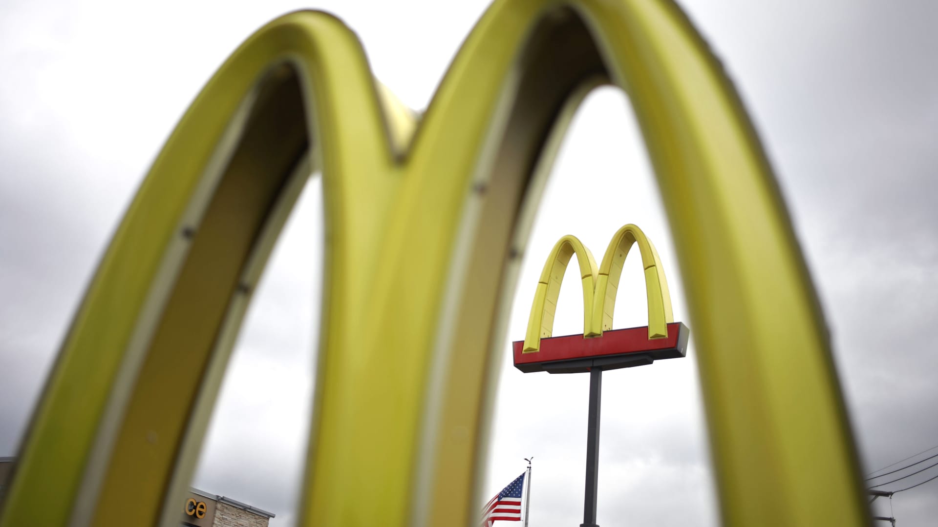 McDonald’s shareholders to vote on proxy fight with Carl Icahn over animal welfare practices – CNBC