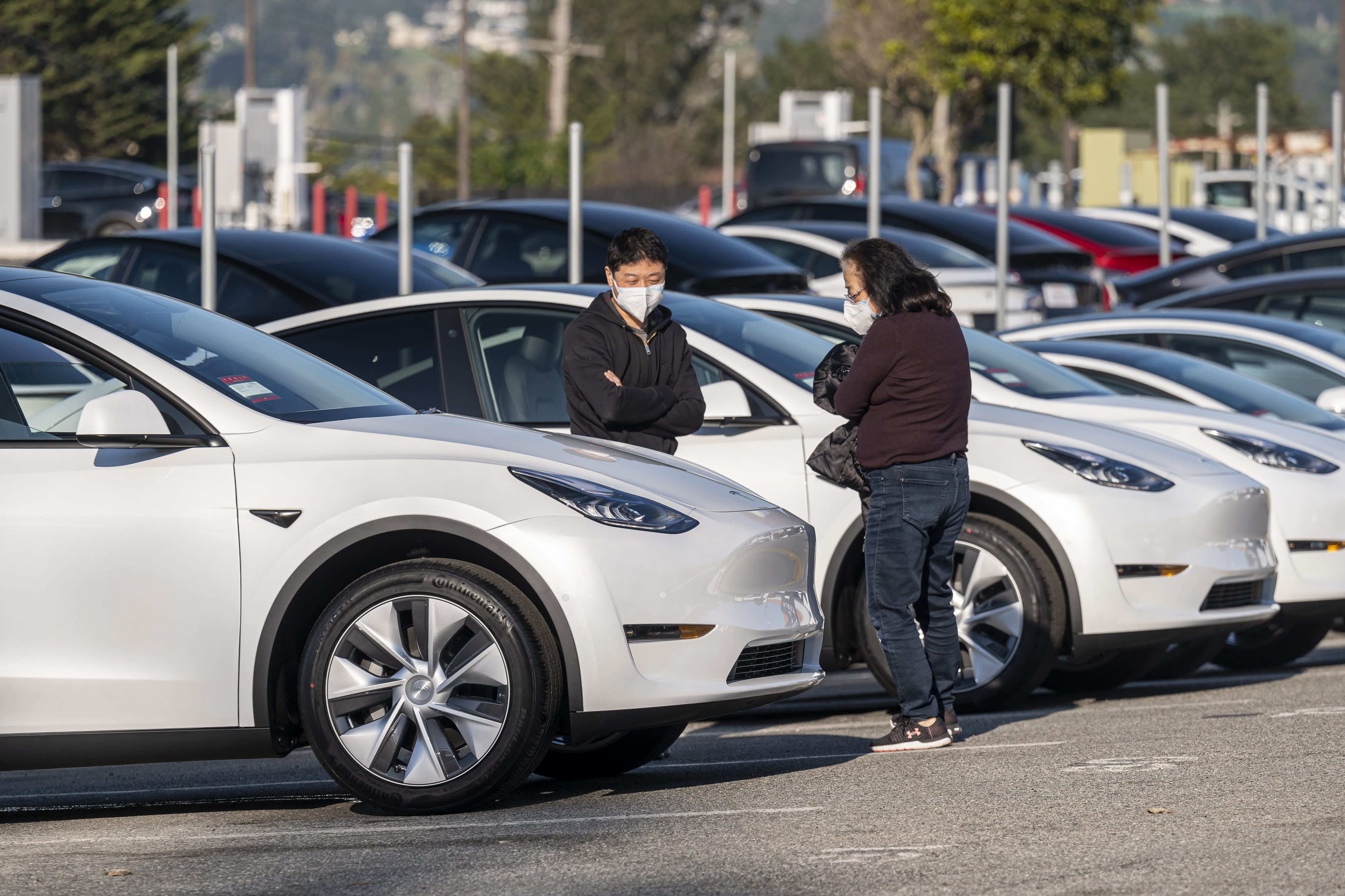 Tesla to recall FSD Beta software that let drivers roll past stop signs