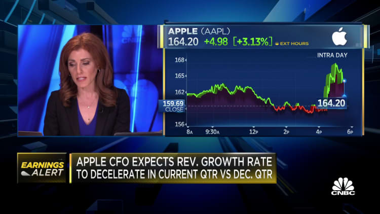 Apple expects revenue growth rate to decelerate in current quarter vs. December quarter
