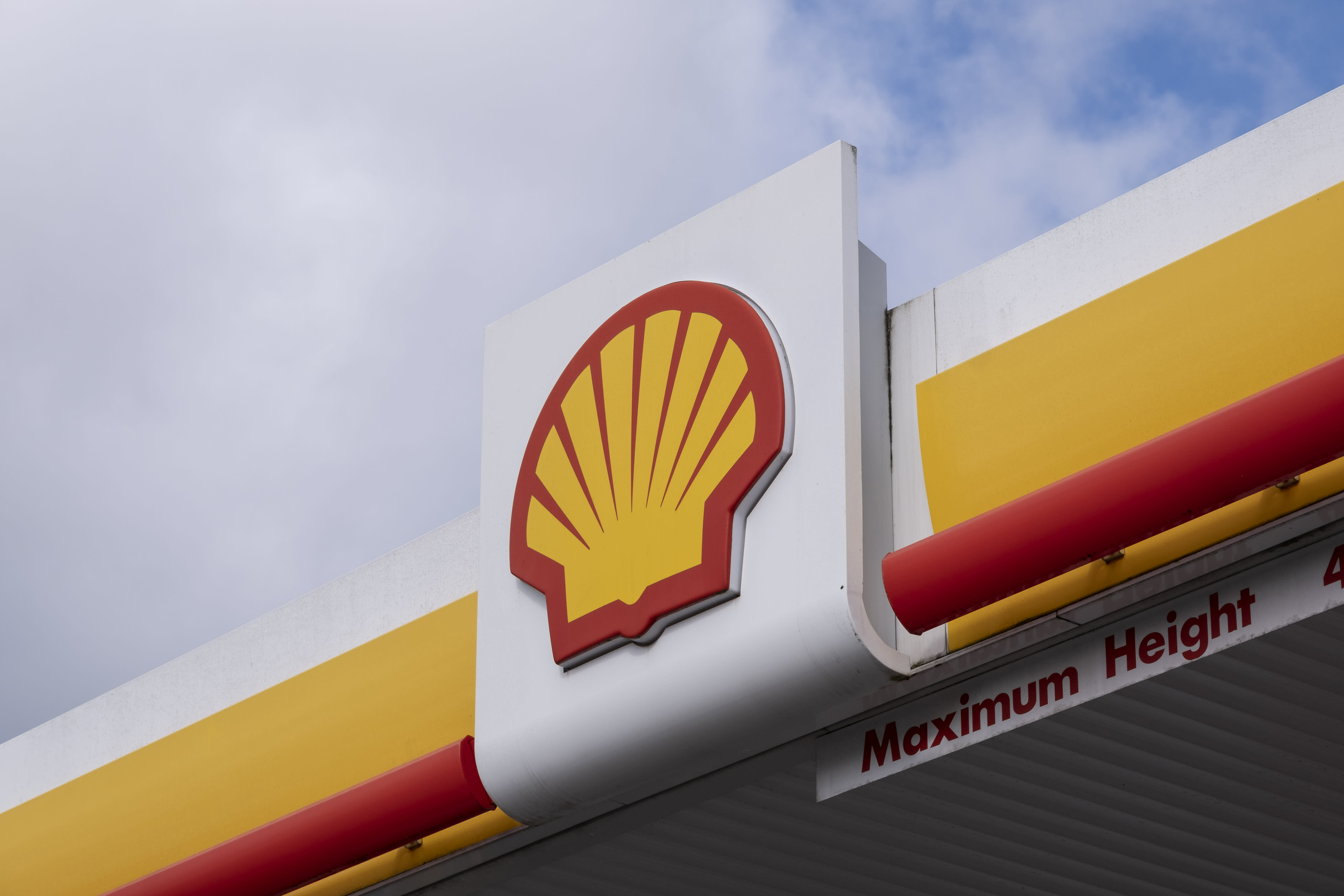 Oil major Shell reports sharp upswing in full-year profit, raises dividend and buybacks